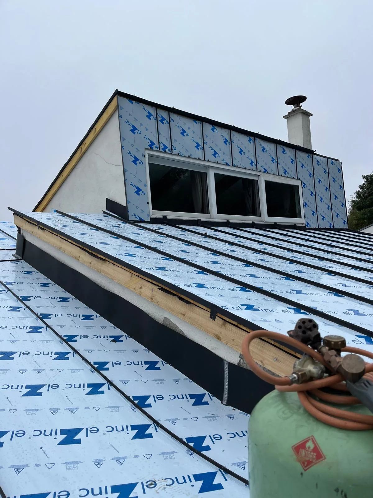 Couverture zinc et lucarne, pendant les travaux