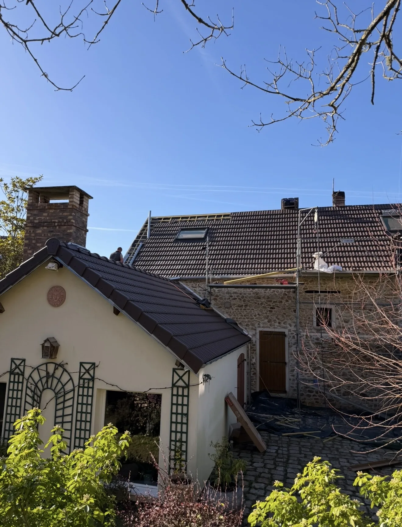Dépose d’une couverture d’annexe — Support mis à nu avant préparation de la nouvelle couverture. Chantier en Île-de-France.