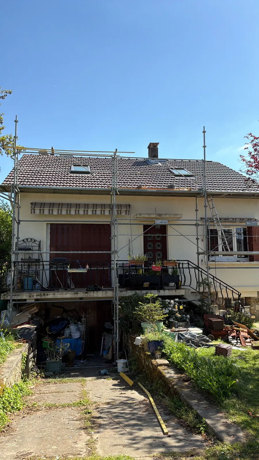 Chantier de rénovation sécurisé — Échafaudage installé pour la reprise d’une couverture en tuiles. Chantier en Île-de-France.