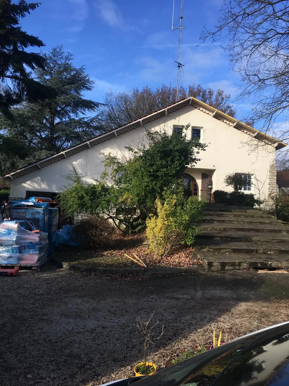 Rénovation d’une toiture en tuiles — Couverture de pavillon en cours de reprise. Chantier en Île-de-France.