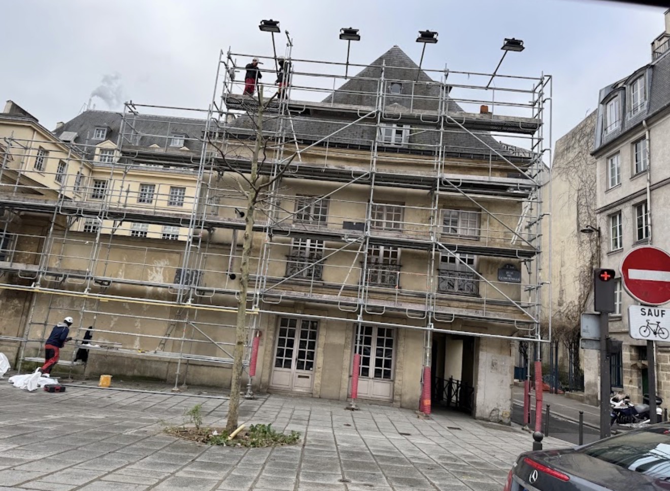 Couverture sur un bâti de caractère — Travail de toiture visible sur une architecture ancienne. Chantier en Île-de-France.