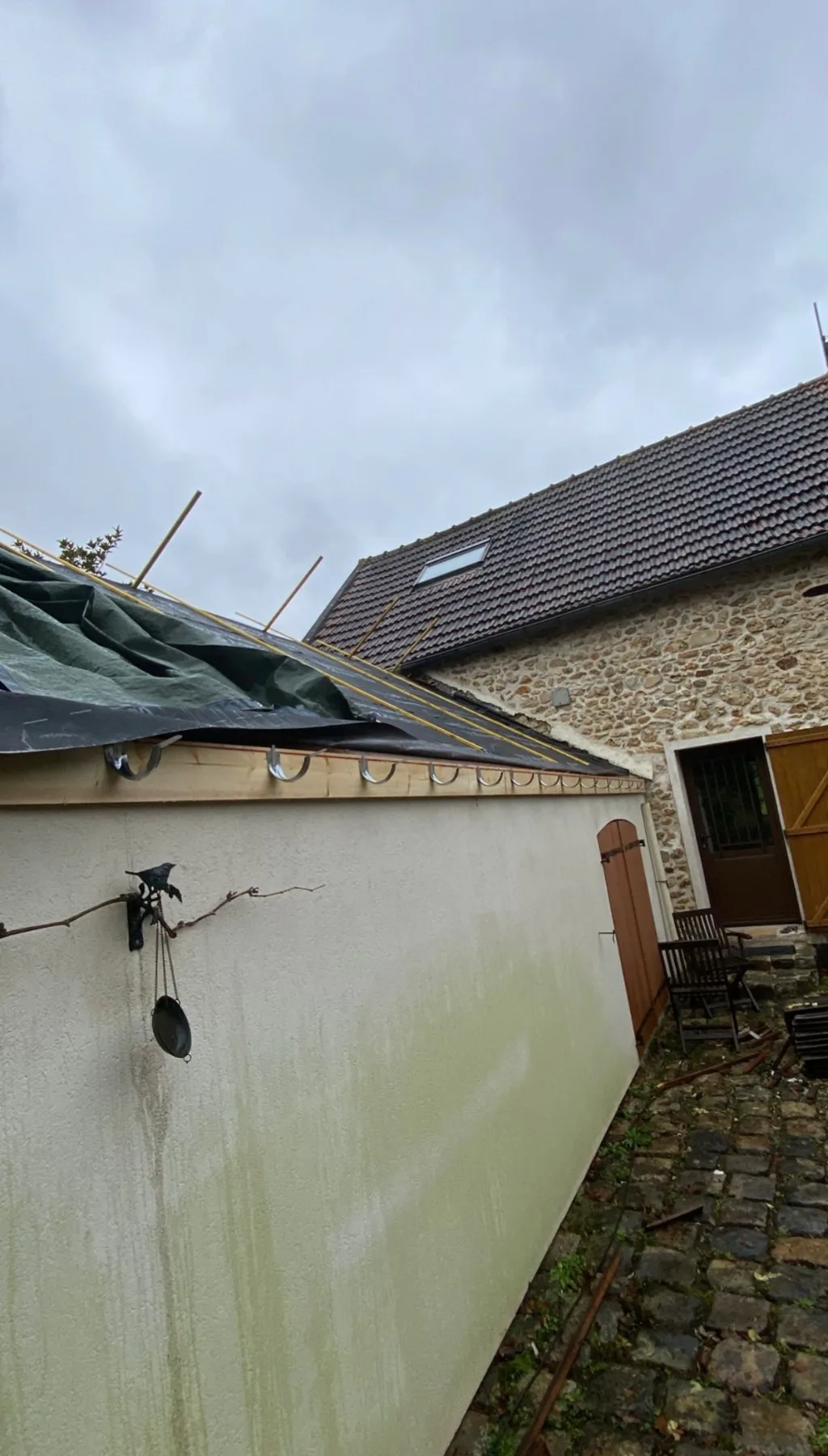 Annexe pendant les travaux — Écran et support de couverture en cours de mise en œuvre. Chantier en Île-de-France.